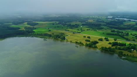 Lago-En-El-Bosque-De-La-Mañana-Cubierto-De-Niebla-Paisaje-Natural-Vuelo-Aéreo-De-Drones