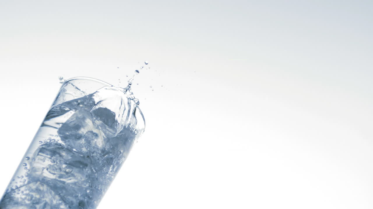 물 한 잔 에 얼음 이 떨어지는 것