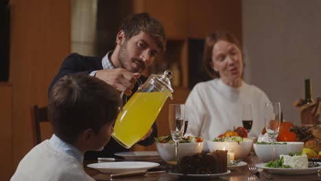 cena de acción de gracias en familia