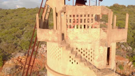 antigua fábrica de cal viva abandonada con graffiti y escalera de piedra, primer plano panorámico a la izquierda