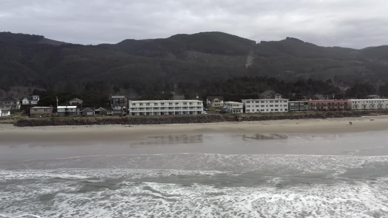 오레곤 해안의 해변에 있는 건물들. 공중 옆으로