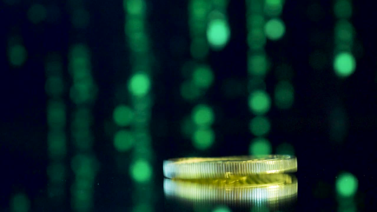 dejando caer litecoin dorado en un suelo de espejo con una matriz verde futurista en el fondo