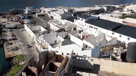 sudáfrica hout bay edificios abandonados sin techo cerca del agua