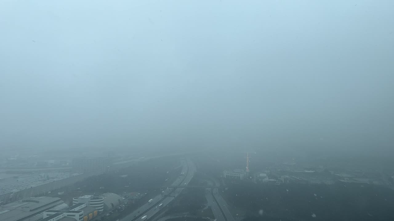 눈 덮인 접근: 조종사의 관점 눈이 내리는 가운데 착륙