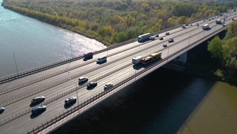 vista aérea de la carretera del puente de la carretera que cruza el río en el área de la ciudad