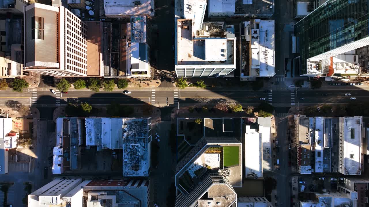 콩그레스 애비뉴 위의 공중 전망, 미국 오스틴의 화창한 가을날 - 위에서 아래로, 드론 샷