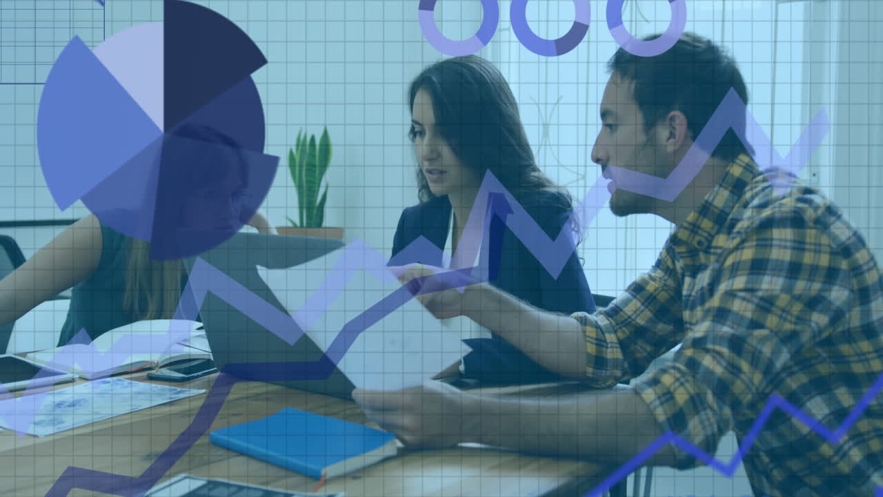 animación del procesamiento de datos estadísticos contra un grupo de diversos colegas discutiendo en la oficina