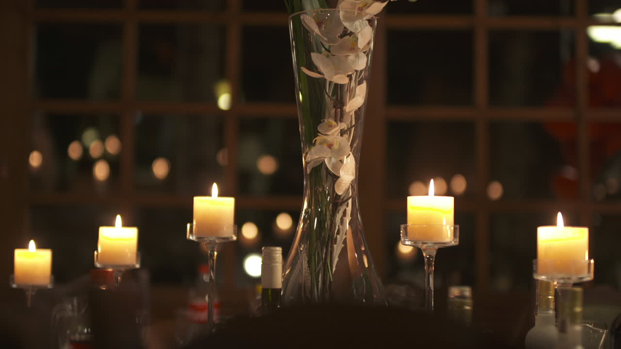 Stanza Decorata con Candele e Fiori Freschi