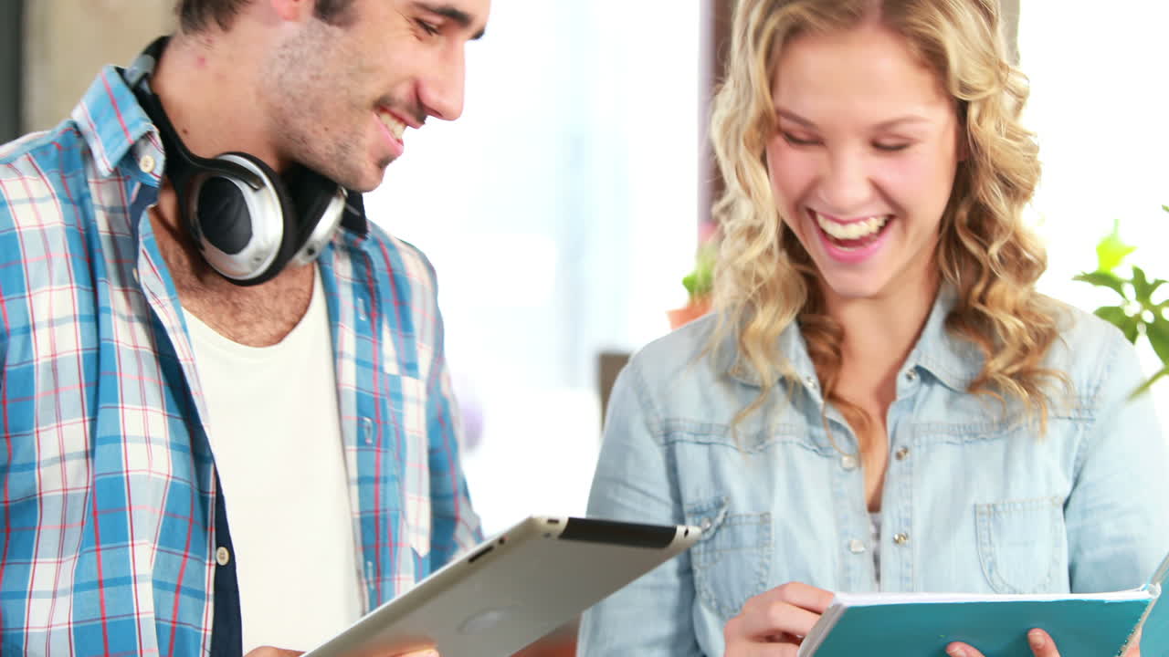 equipo de negocios casual hablando juntos