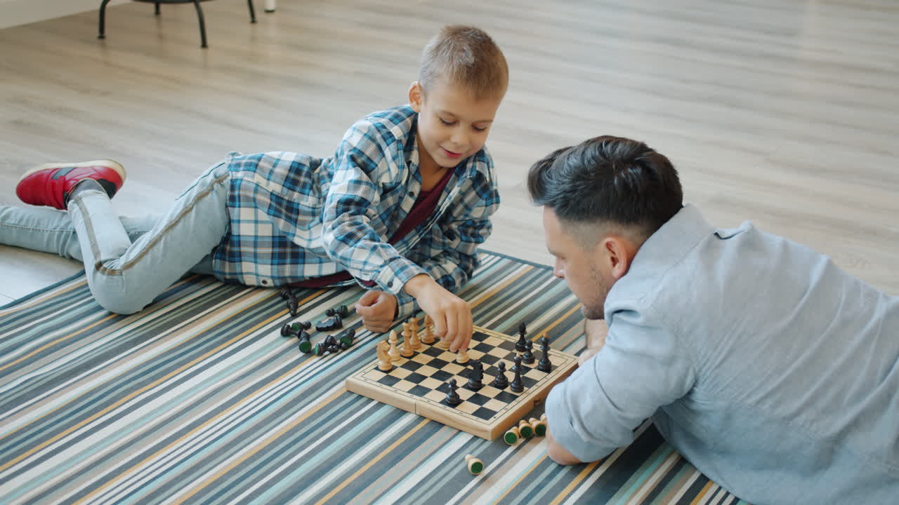 padre e hijo jugando al ajedrez