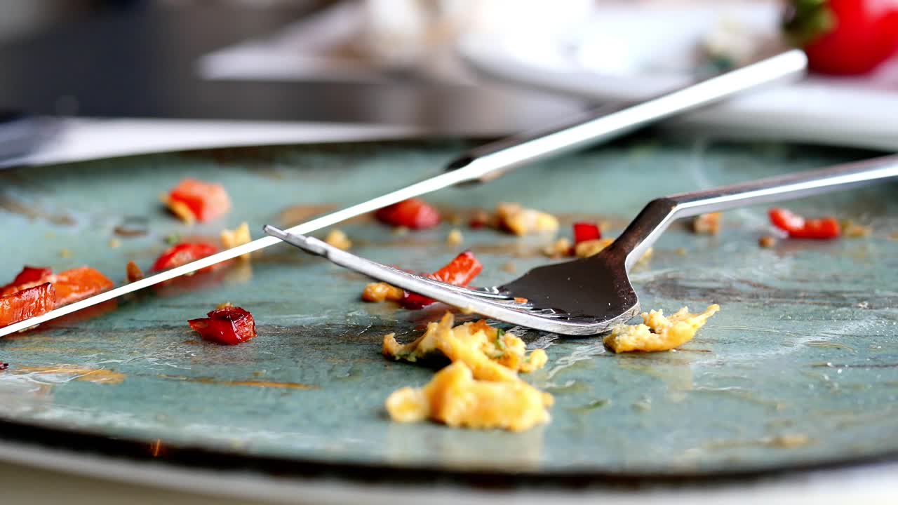 은 달 과 고추 가 남은 빈 접시