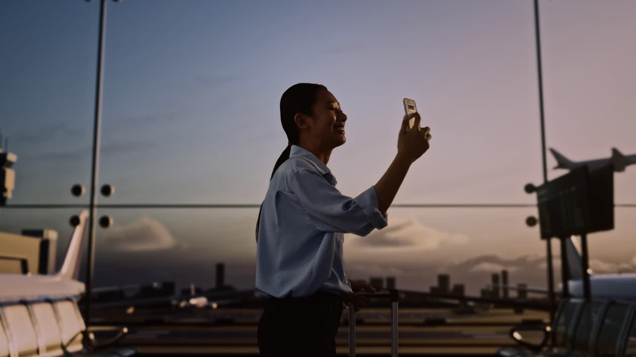 mujer tomando una selfie en el aeropuerto