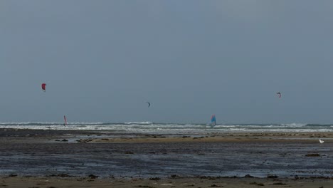 영국 노스 웨일즈 앵글시(anglesey)의 로즈니거(rhosneigr) 해변에서 윈드서퍼들
