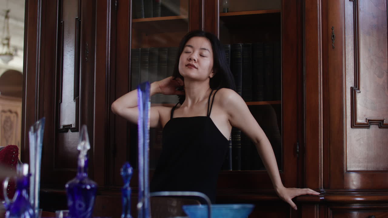 가게에 있는 아시아 여자