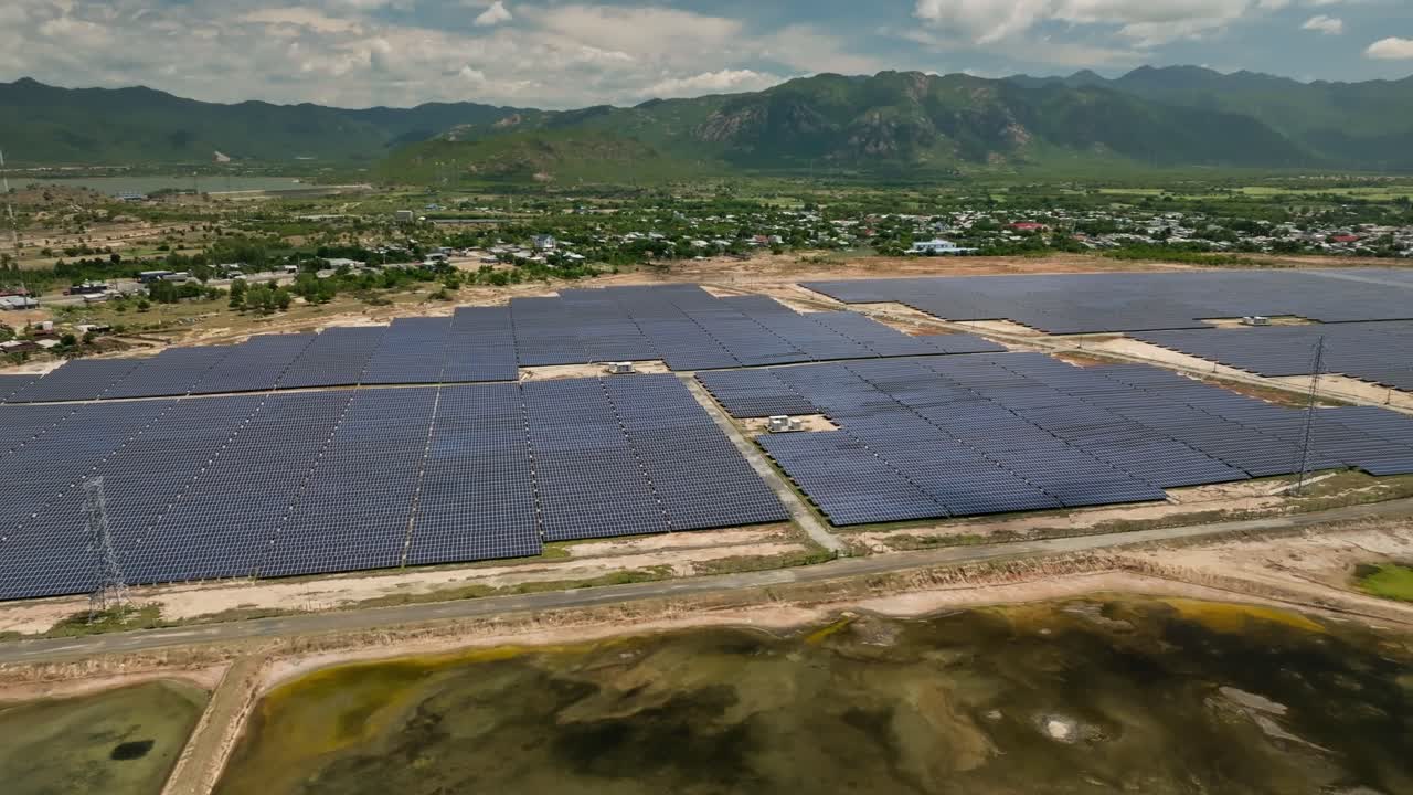 vista desde un avión no tripulado de la granja de energía solar en el distrito de vinh hoa, provincia de thuan, vietnam central