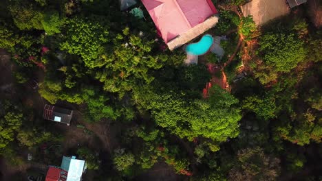 Draufsicht-Auf-Villen-In-Der-Malerischen-Landschaft-Von-Kilifi-In-Kenia---Drohnenaufnahme