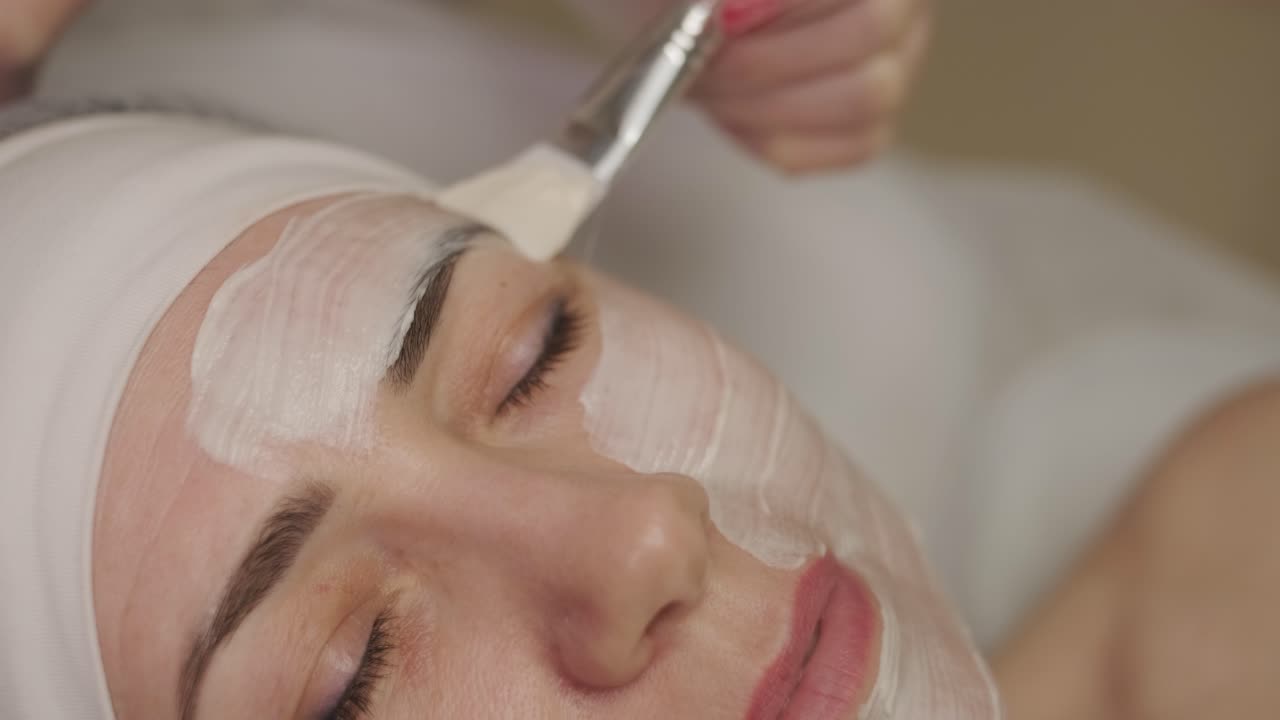 Applicazione maschera viso in una spa