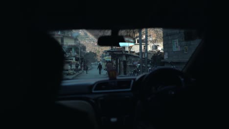 Vista-De-La-Ventana-Del-Coche-En-Cámara-Lenta-Fuera-De-Las-Montañas-Himachal-Y-La-Silueta-De-Una-Pareja-Conduciendo-En-La-India-Cinemática