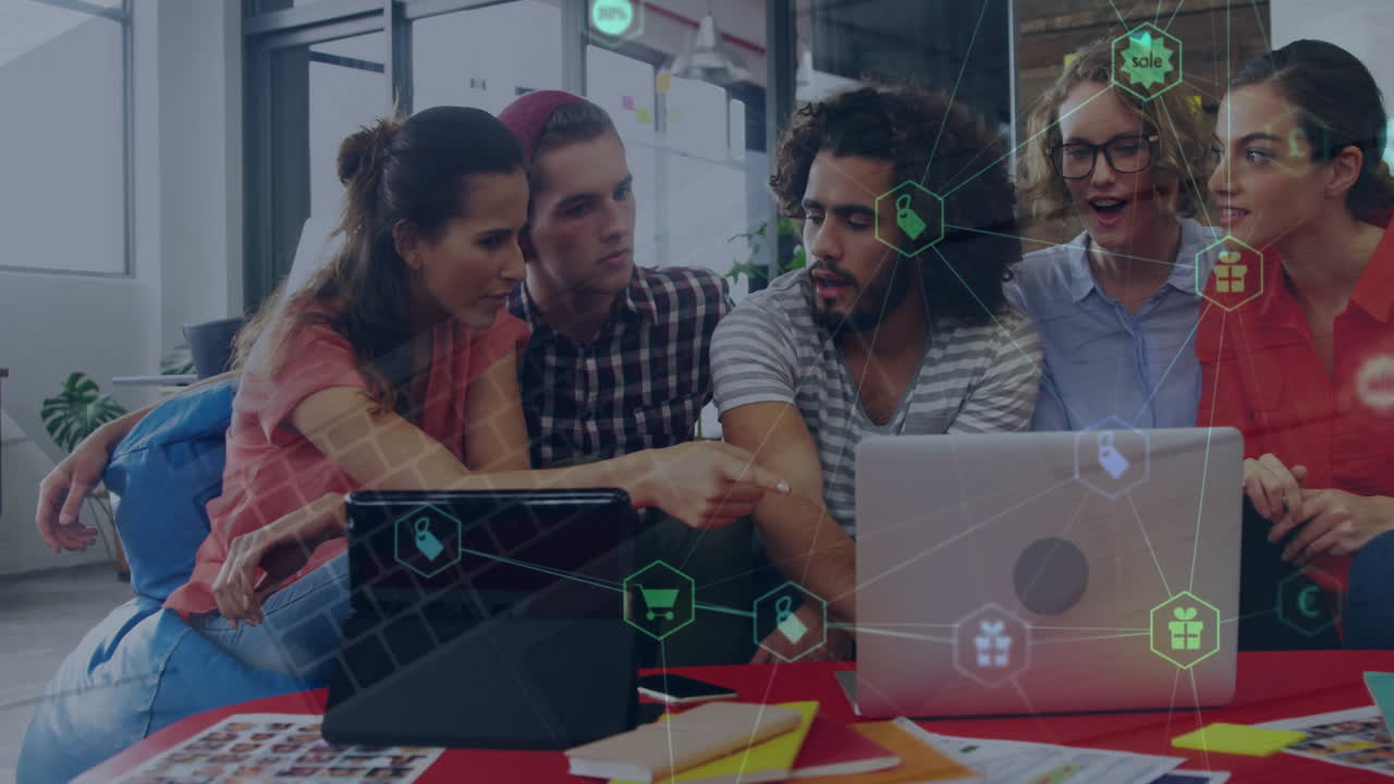 animación de iconos de los medios sobre diversas personas de negocios discutiendo el trabajo en la oficina