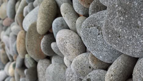 perfectas rocas de guijarros de color gris marrón con manchas lento zoom hacia fuera zen sensación calmante, vertical looc playa surigao filipinas