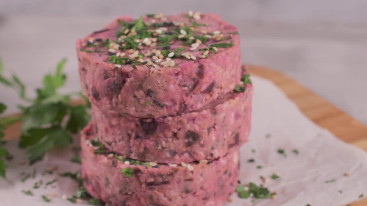 Burger vegetariano crudo con barbabietola e fagioli bianchi