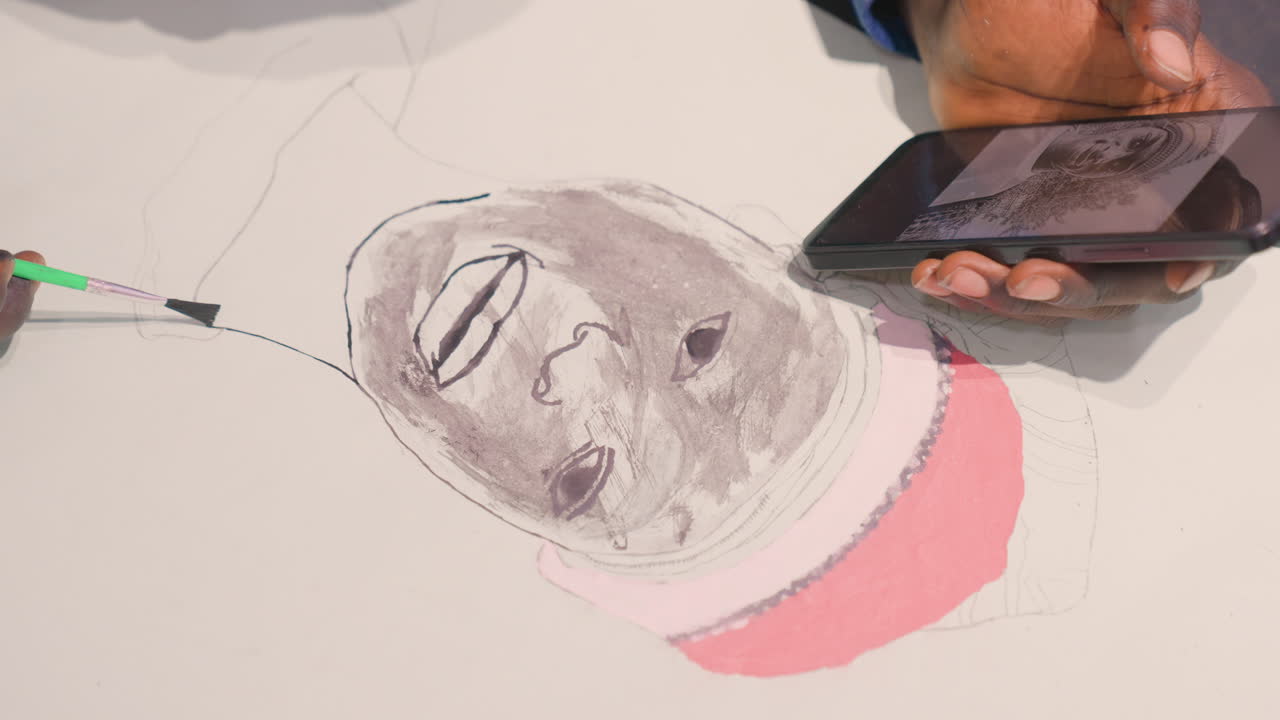 Boceto de retrato detallado. Persona mayor retratada con carboncillo. Primer plano de manos creando arte de retrato. Retrato íntimo de estudio capturando a una persona mayor con ilustración detallada de manos y rostro.
