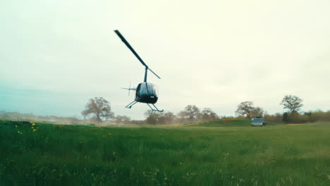 Helicóptero-Flotando-Justo-Antes-De-Aterrizar-En-Un-Campo-De-Hierba-En-Cámara-Extremadamente-Lenta