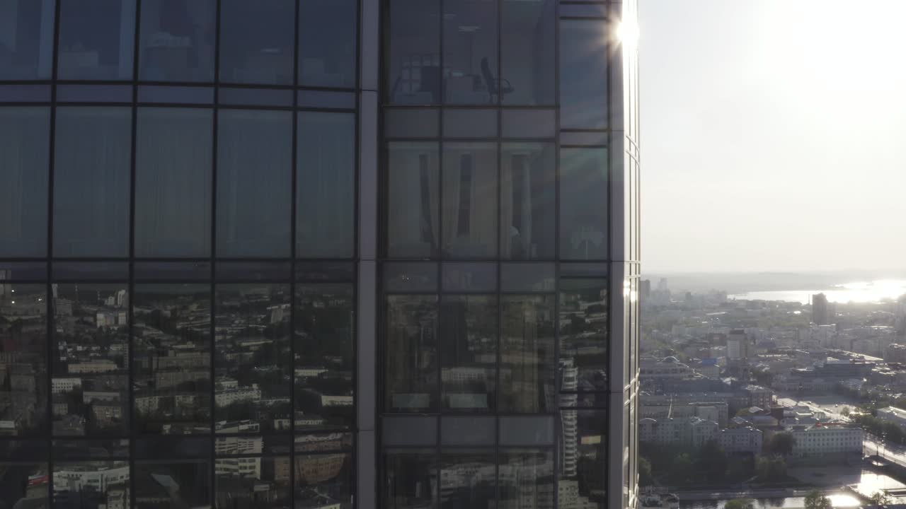Edifício Alto com Vistas para a Cidade