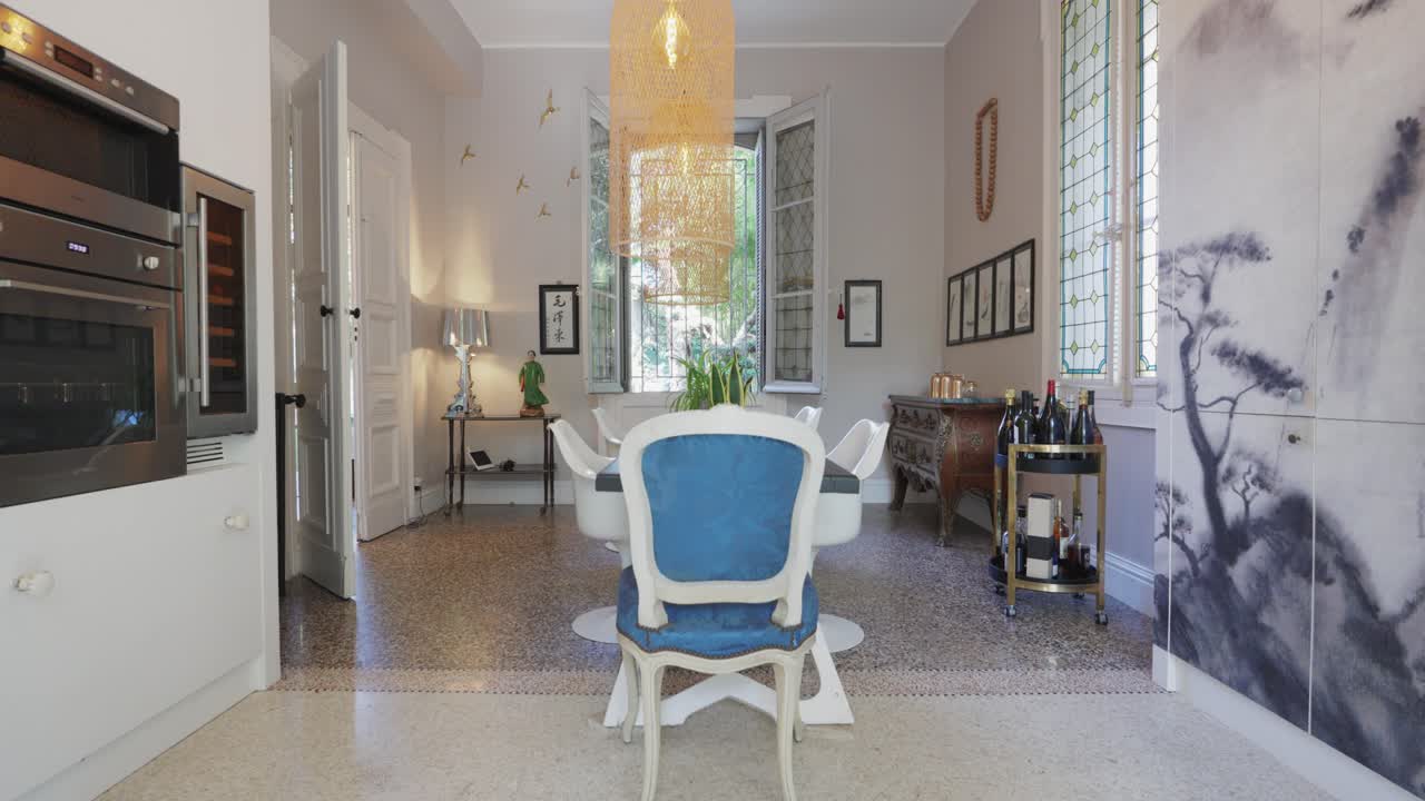 잘 조명된 방은 내부에서 촬영됩니다.