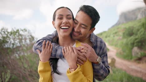 Cara,-Pareja-Feliz-Y-Sonrisa-Con-Abrazo