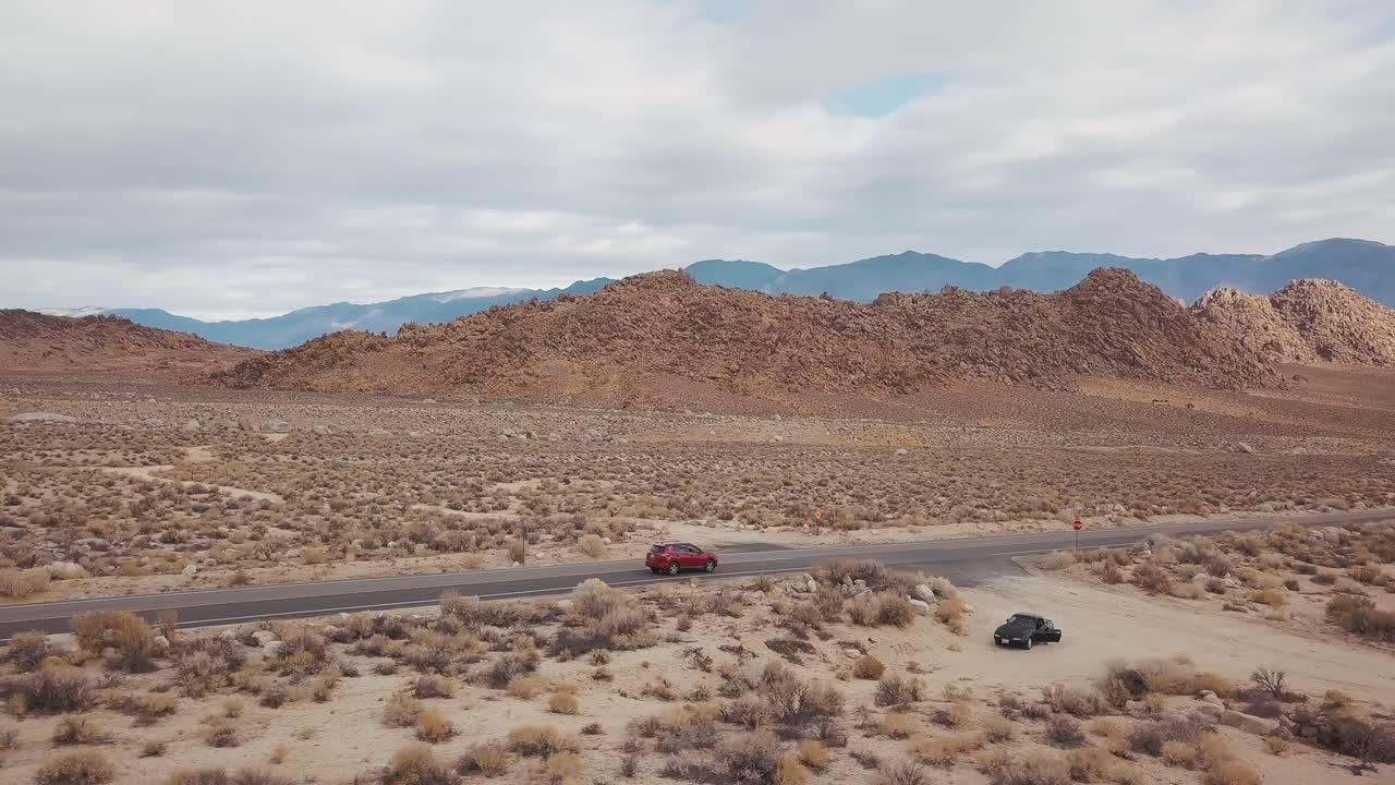un coche conduciendo en el desierto