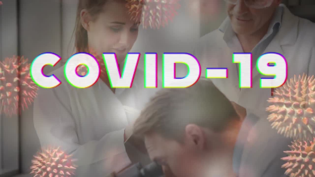 코로나 19 텍스트와 3d 세포의 애니메이션이 현미경을 사용하여 과학자들이 떠다니고 있습니다.