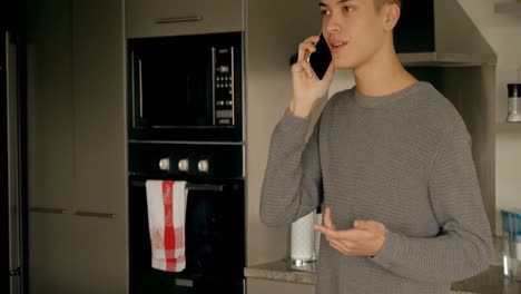 hombre hablando por teléfono móvil en casa 4k