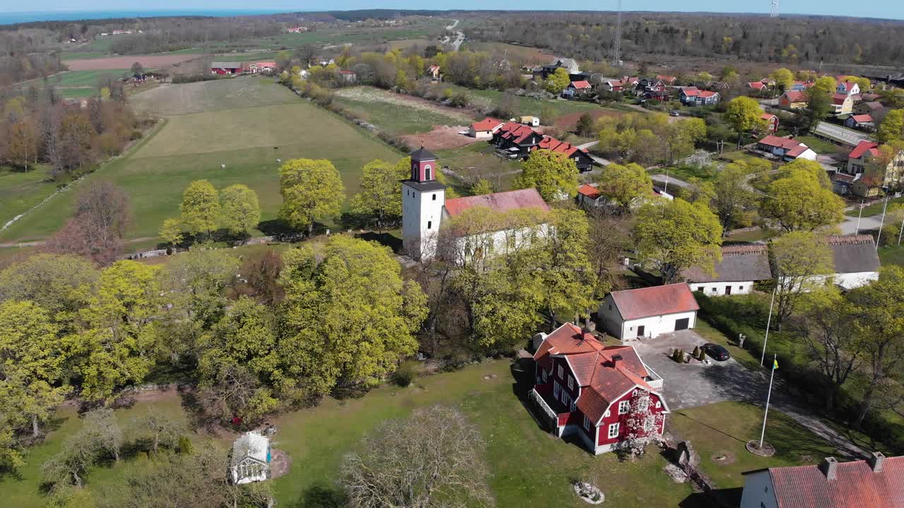 Letecký pohled na krásnou malebnou krajinu ve Švédsku, úvodní záběr.