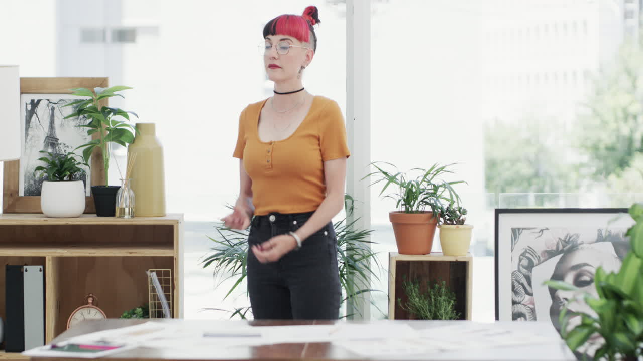 현대 사무실 환경에서 자신감 있는 여성