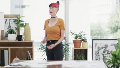 zelfverzekerde vrouw in een moderne kantooromgeving