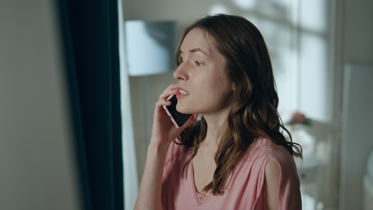 걱정하는 여자가 밤에 전화를 하고 집에서 가까이에서 긴장한 소녀가 문제를 논의합니다.