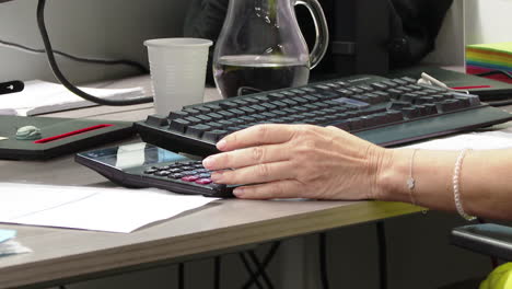 persona que trabaja en un escritorio