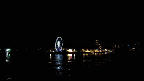 Ciudad-De-Bangkok-Con-El-Río-Chao-Praya-En-Vista-Nocturna-Desde-Un-Barco-En-Tailandia