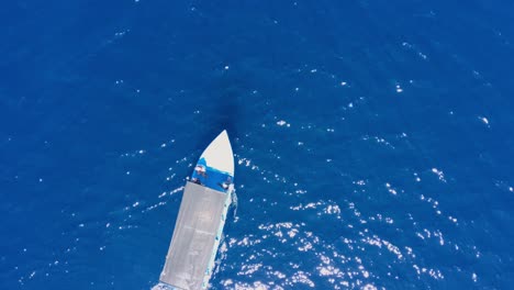 Luftaufnahme-Eines-Touristenbootes-Im-Meer-Auf-Einer-Kleinen-Tropischen-Insel-Mit-Blauem-Wasser