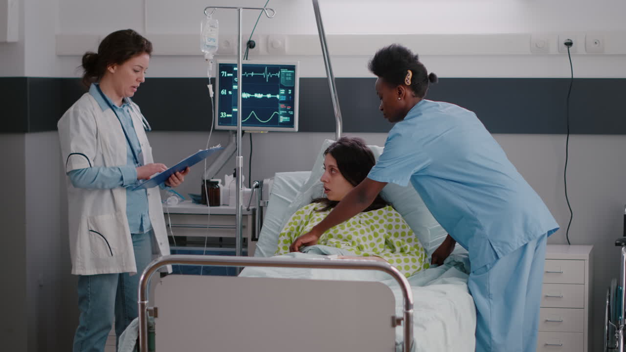 médico médico que examina a la mujer enferma monitoreando el síntoma de la enfermedad