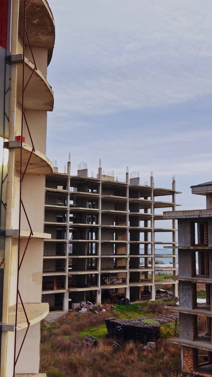 Edificios abandonados cerca de la costa con un cielo nublado