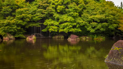 Kokoen-Asiatischer-Garten-Bewegender-Zeitraffer-Bei-Himeji-Hyogo-Osaka-Japan-Zen-Entspannungsmeditation-Koi-Karpfen-Grüner-Teich