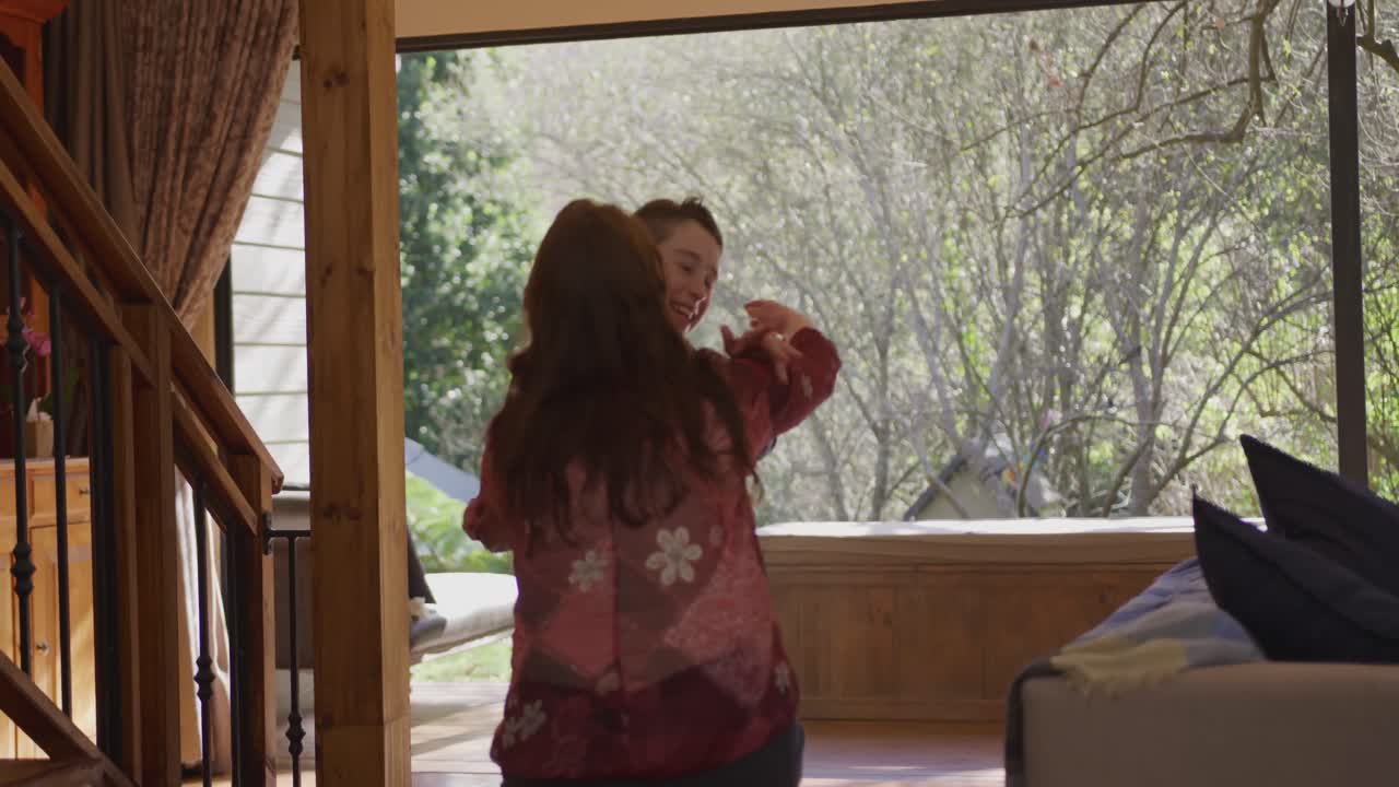 낮 에 집 에서 함께 가족 과 함께 보내는 시간 4k