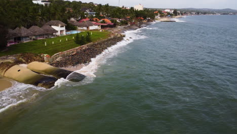 Drohnenflug-über-Der-Vietnamesischen-Küste-Mit-Tropischem-Luxusresort-Für-Den-Urlaub,-Aufdeckung-Der-Geologischen-Erosion-Des-Sandstrandes,-Konzept-Der-ökologischen-Nachhaltigkeit