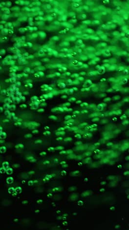 burbujas que se elevan en una bebida gaseosa verde