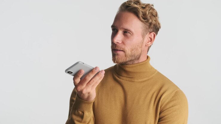 Uomo barbuto che registra audio con lo smartphone