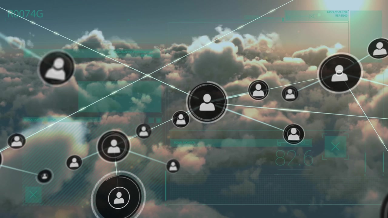 Animazione di una rete di connessioni con icone e elaborazione dati su cielo con nuvole.
