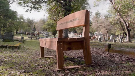 Banco-De-Madera-Vacío-&quot;en-Memoria-De&quot;-En-El-Cementerio-De-Jacksonville-En-Oregon---4k