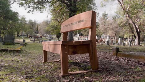 banco de madera vacío &quot;en memoria de&quot; en el cementerio de jacksonville en oregon - 4k